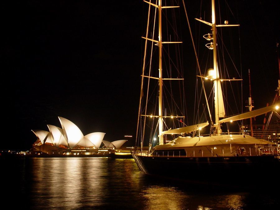 Лодка и Сиднейская опера ночью